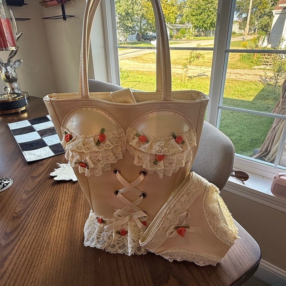 LINGERIE FOR GOING OUT!🙆🏼‍♀️ one of a kind bag London

VALENTINES 💘 DAY LADIES